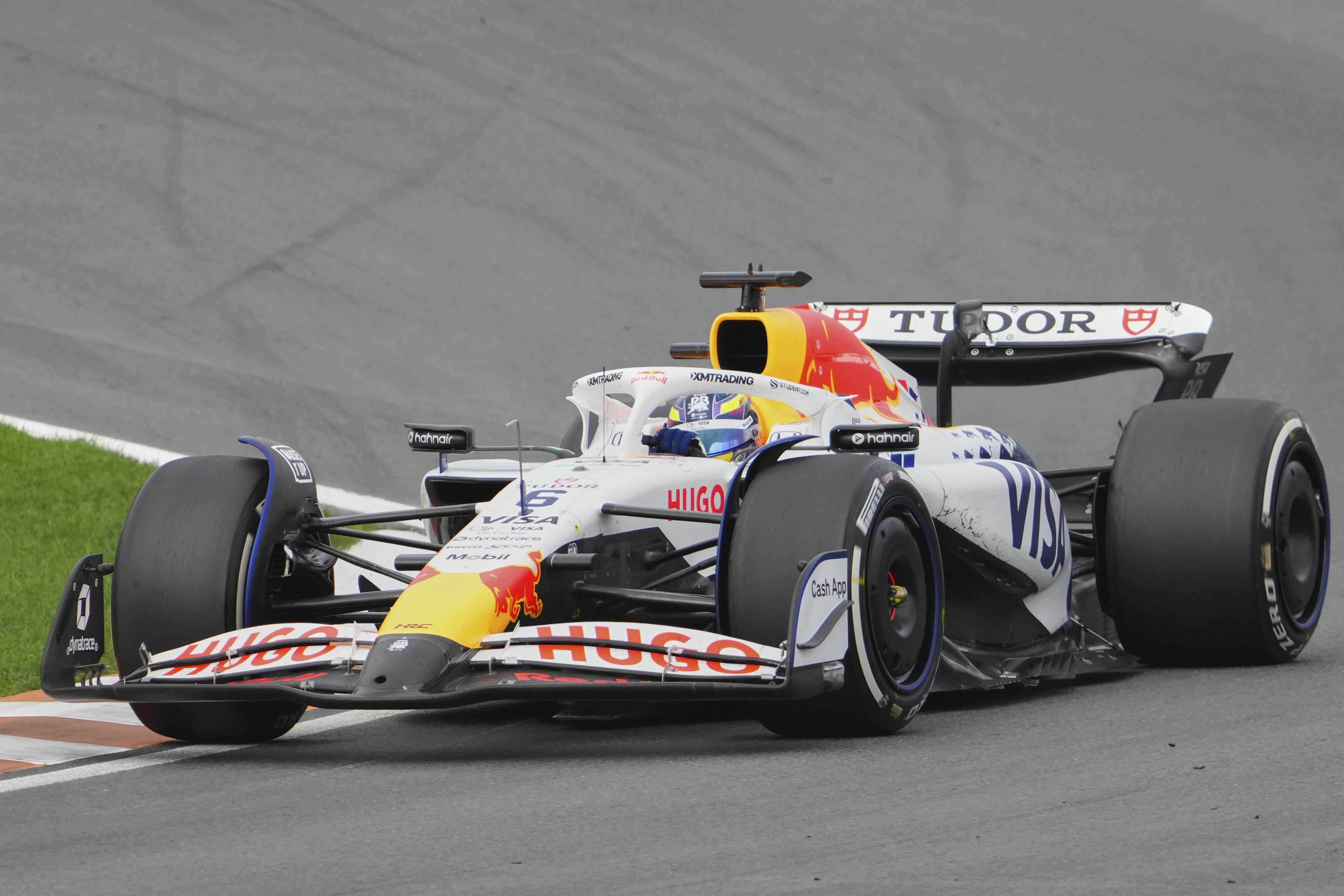 红牛车队逆转红牛二队，拉塞尔统治全场