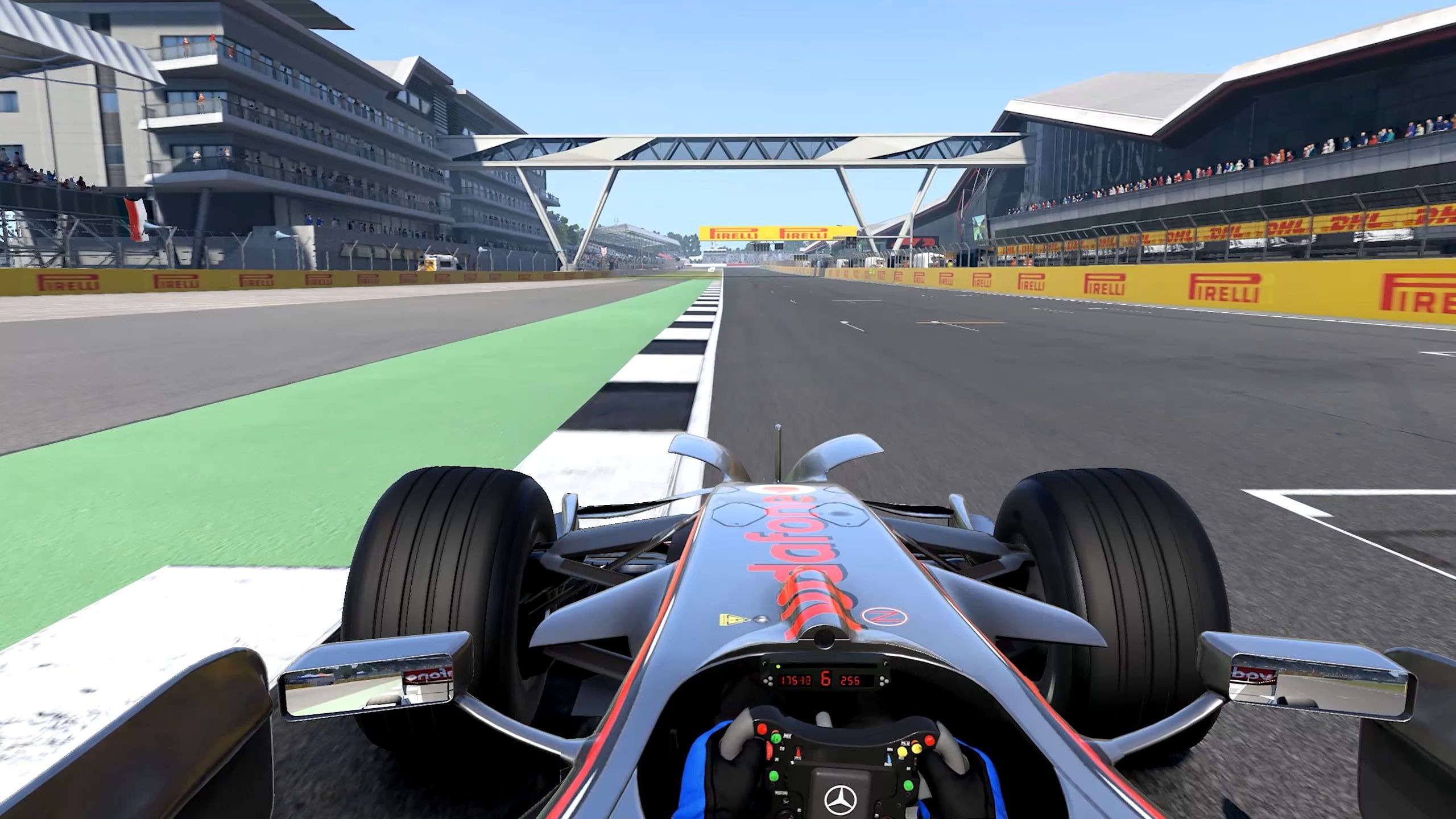 迈凯伦横扫红牛车队,勒克莱尔统治全场 迈凯伦横扫红牛车队,勒克莱尔统治全场