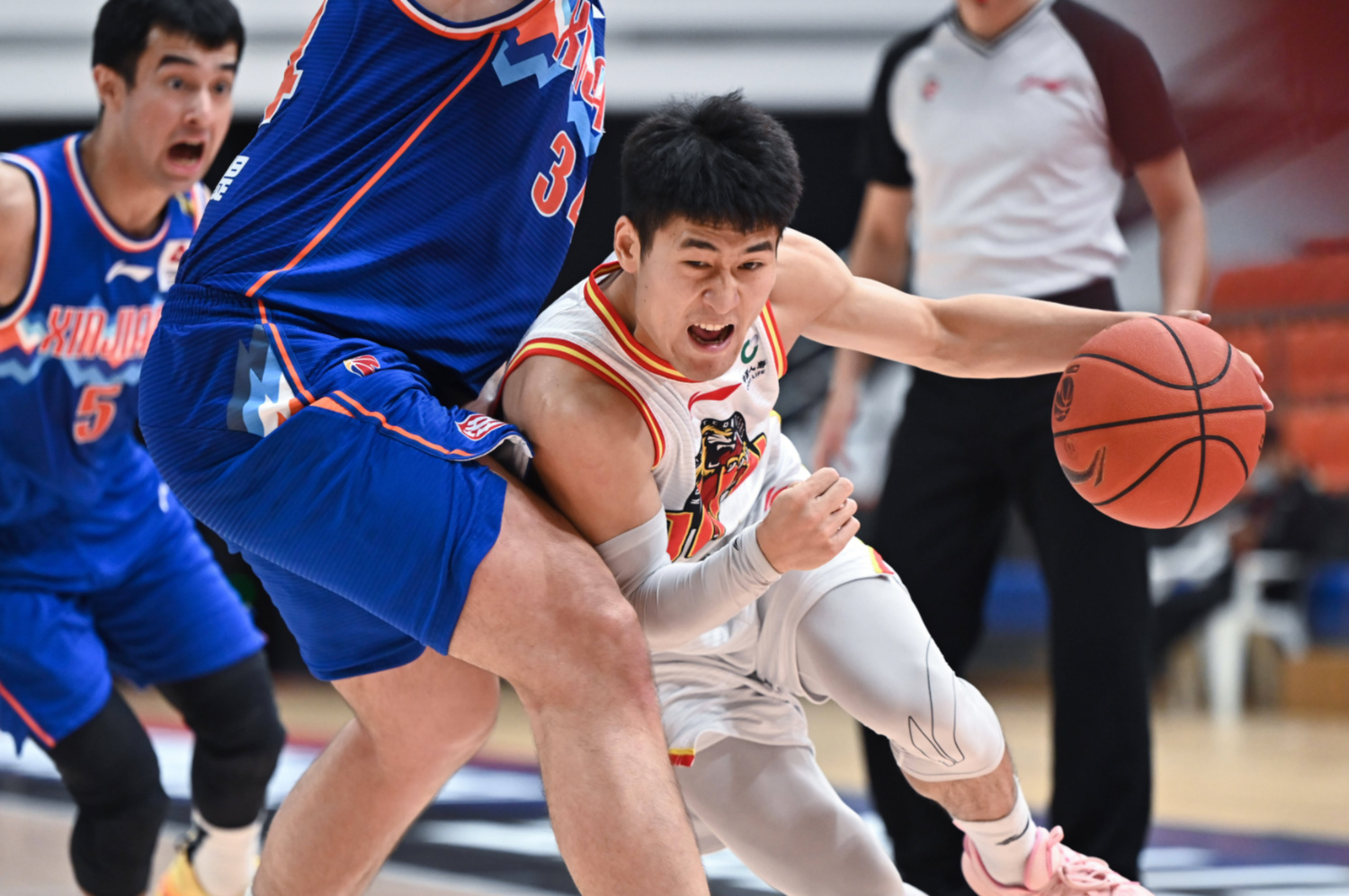 马刺险胜吉林队，锡安扛起全队