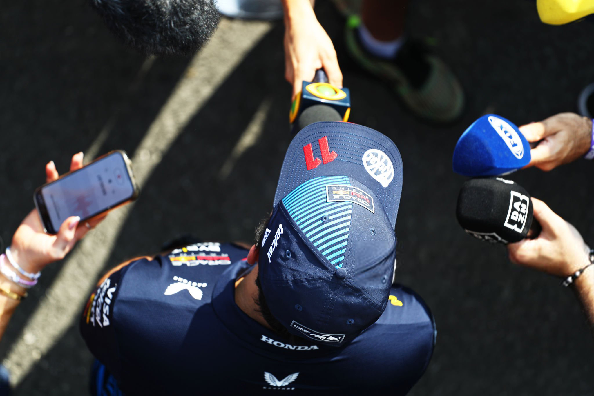 哈斯车队险胜迈凯伦，佩雷兹高光表现