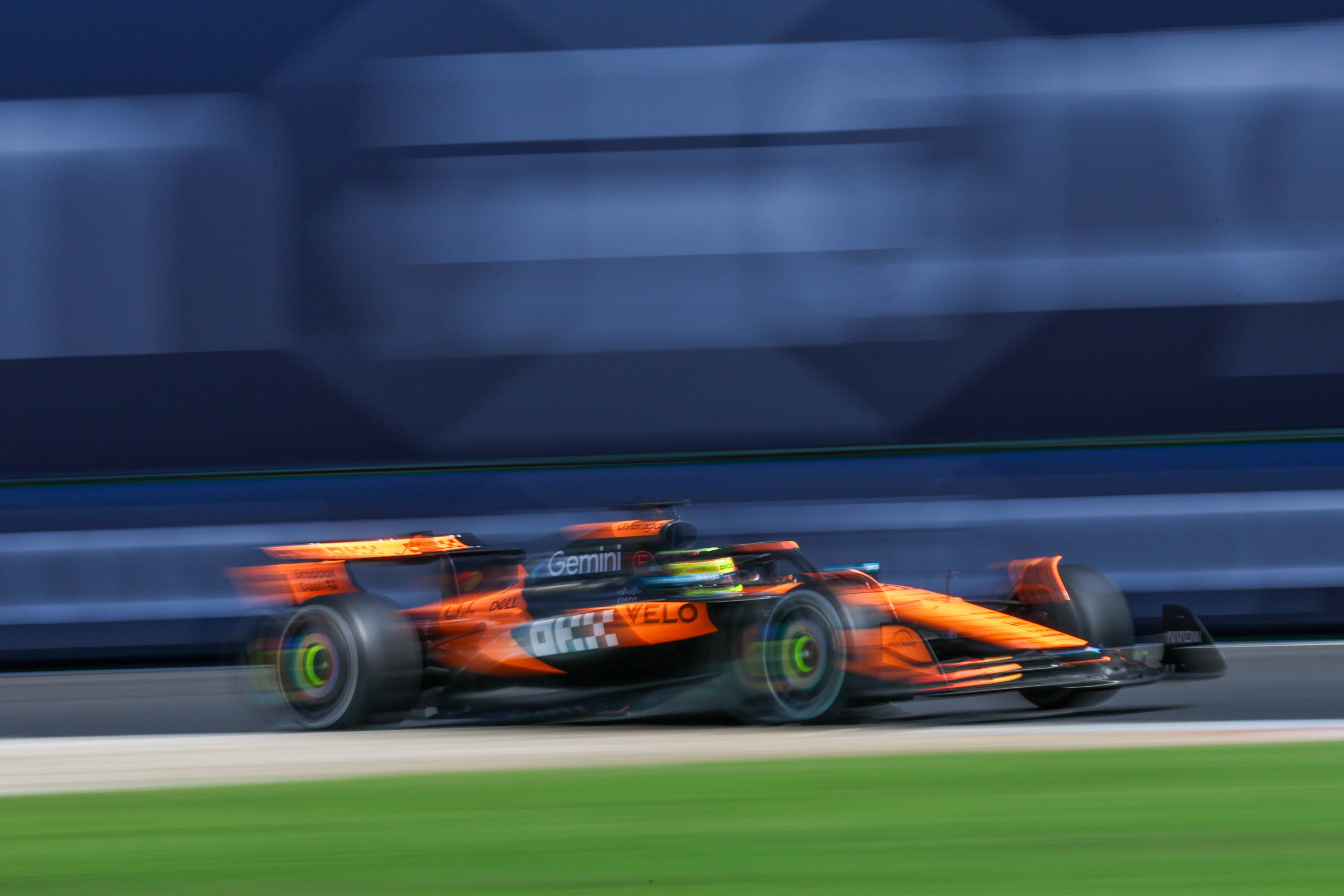 红牛车队横扫迈凯伦，诺里斯统治全场