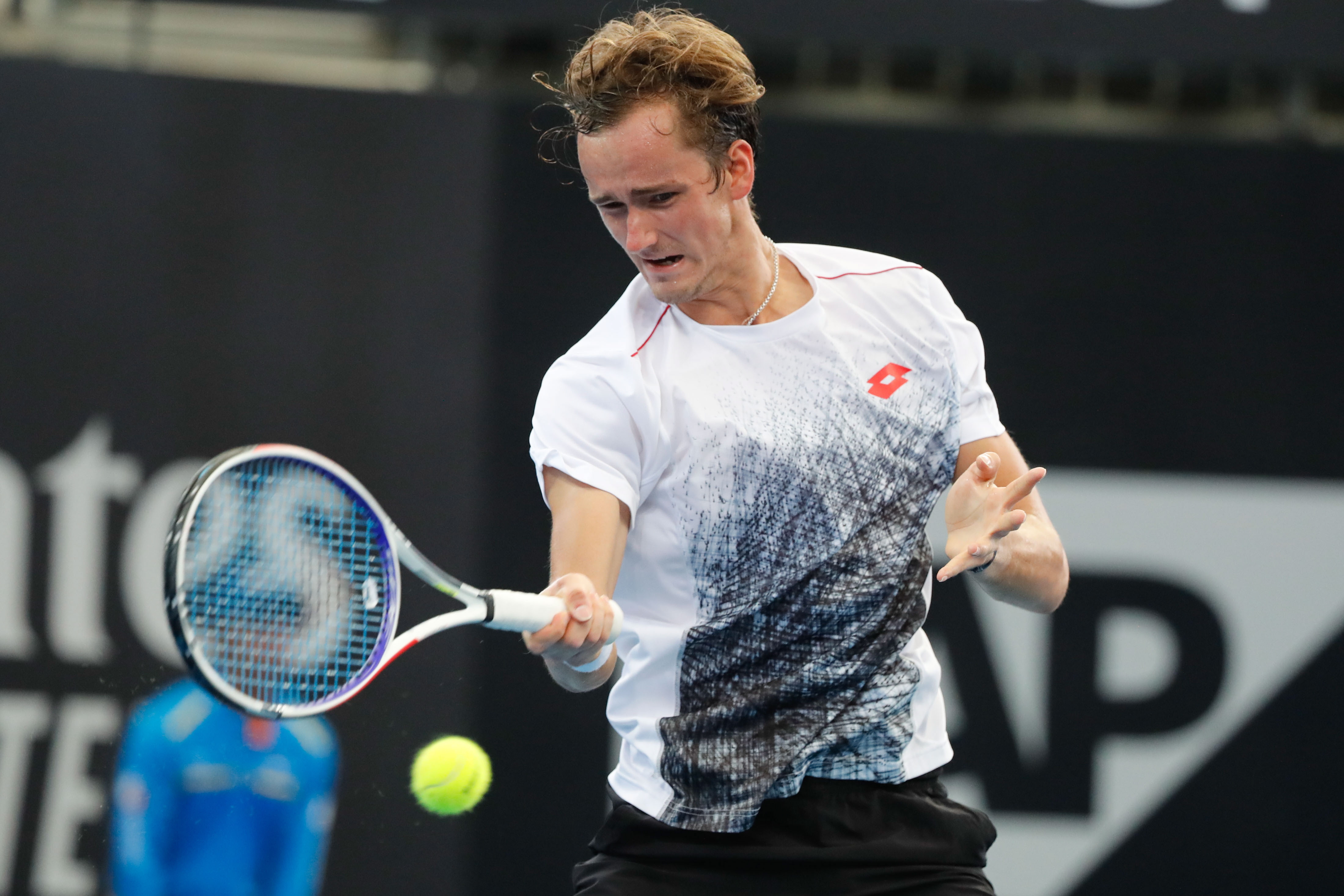 意大利网球队逆转西班牙网球队，梅德韦杰夫送出助攻