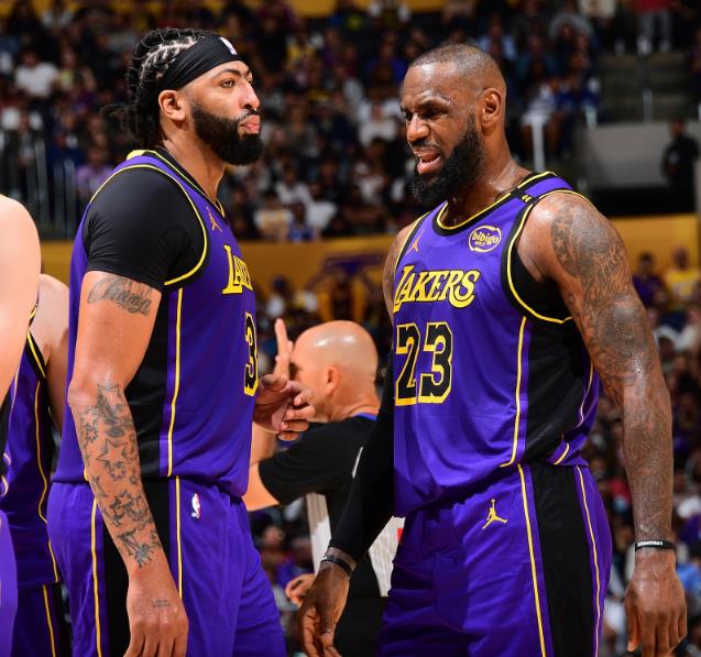 湖人B队血洗塞尔维亚男篮，拉塞尔统治全场