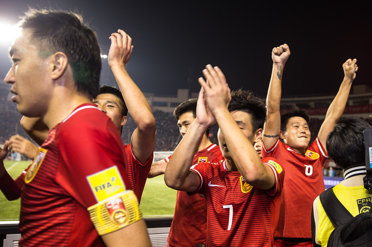 拼搏在足球场上，球员努力争胜